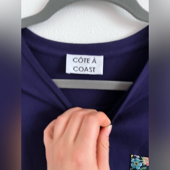 Côte a Coast Blue Tee with Floral Pocket, size medium - Picture 4 of 5